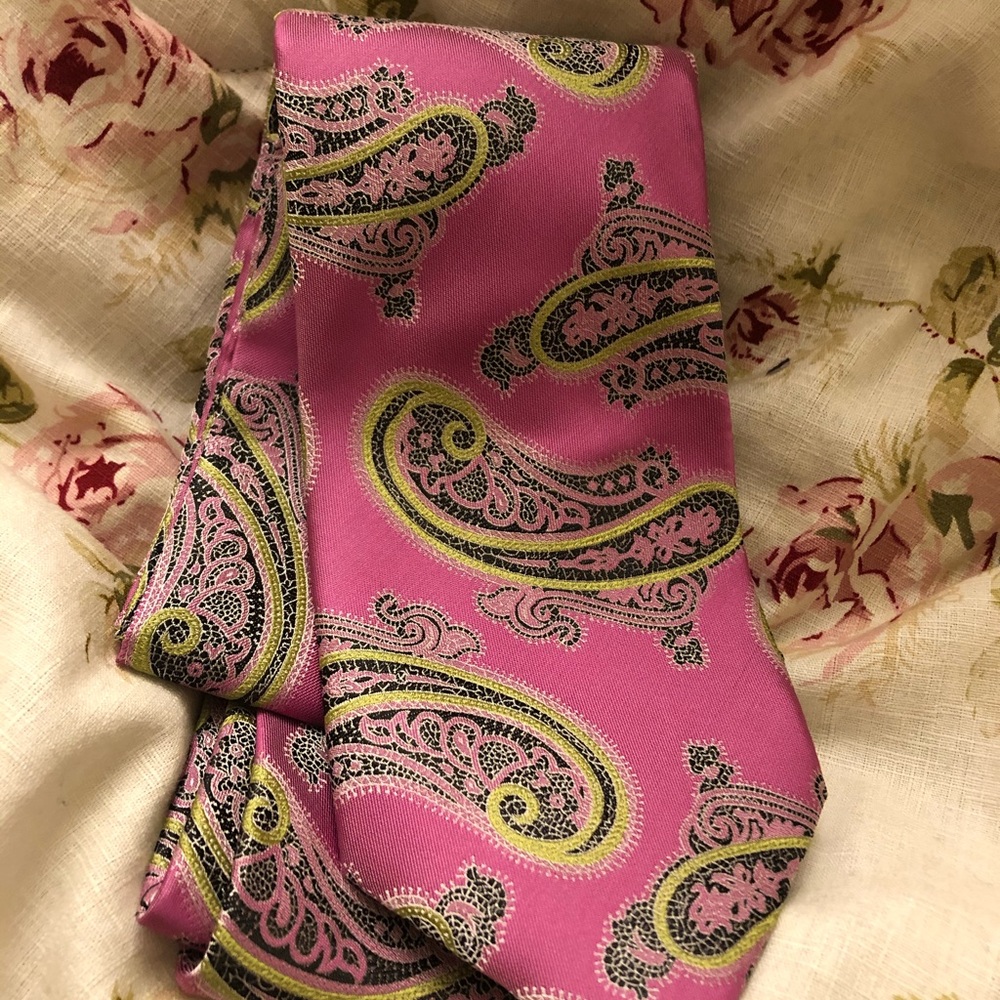 QBRAND PINK PAISLEY TIE